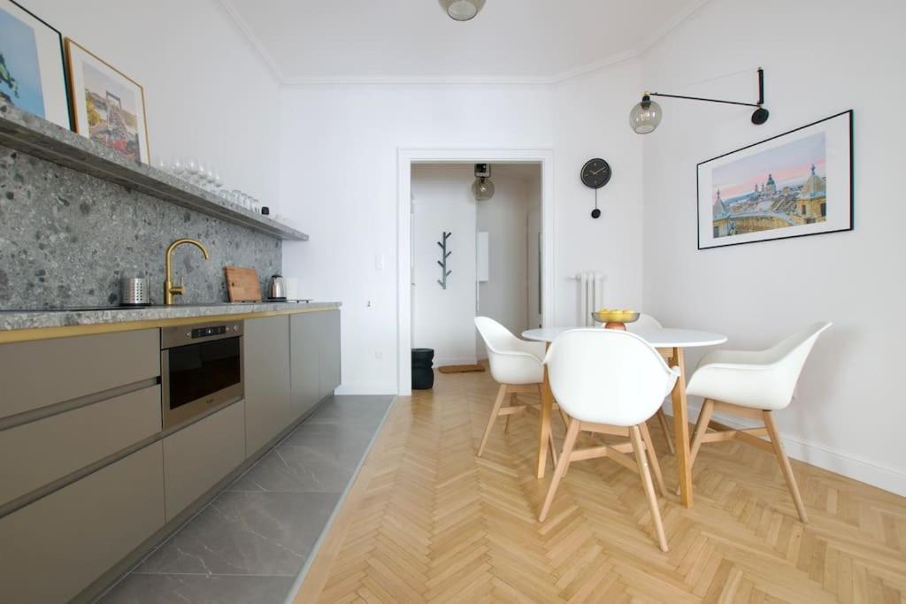 Premium Apartment By Hi - Central 2 Bedroom - Best View Budapest Luaran gambar