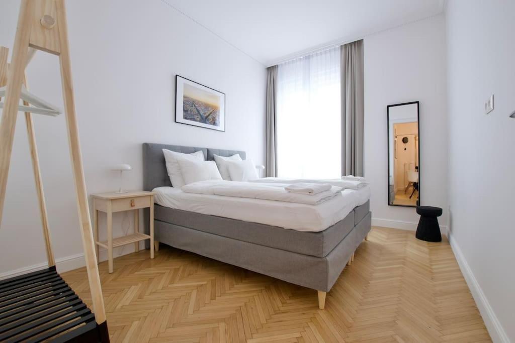 Premium Apartment By Hi - Central 2 Bedroom - Best View Budapest Luaran gambar