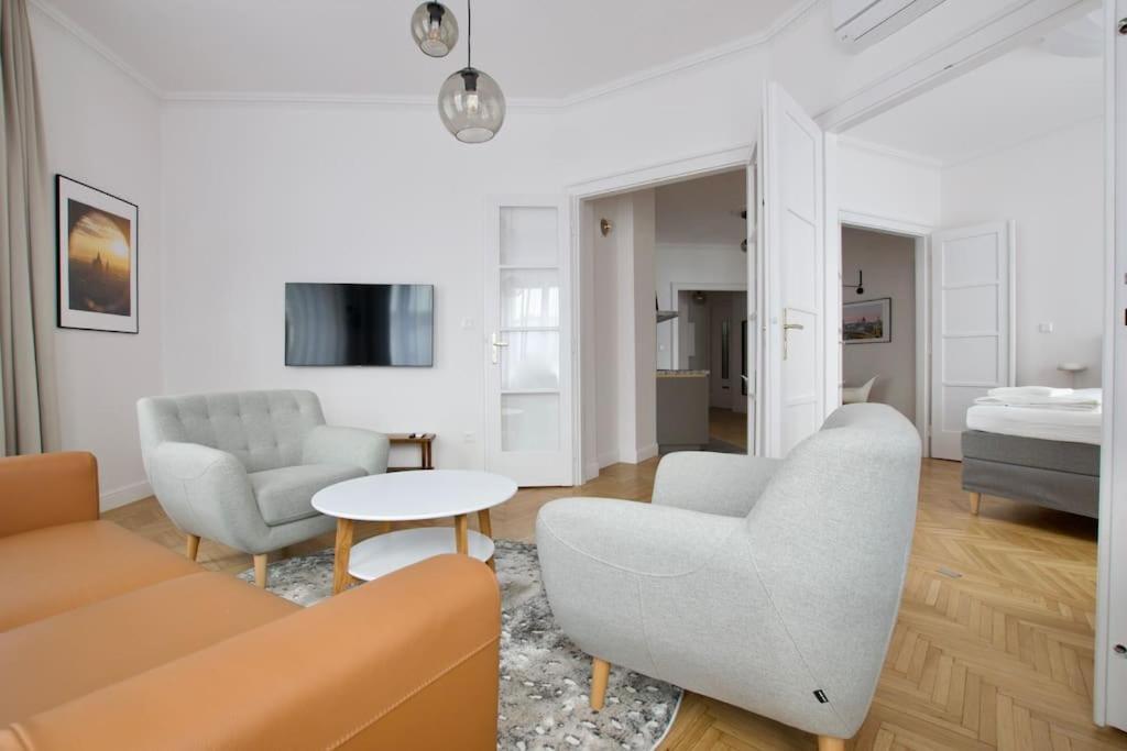 Premium Apartment By Hi - Central 2 Bedroom - Best View Budapest Luaran gambar