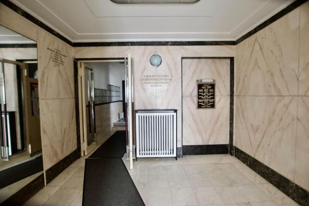 Premium Apartment By Hi - Central 2 Bedroom - Best View Budapest Luaran gambar