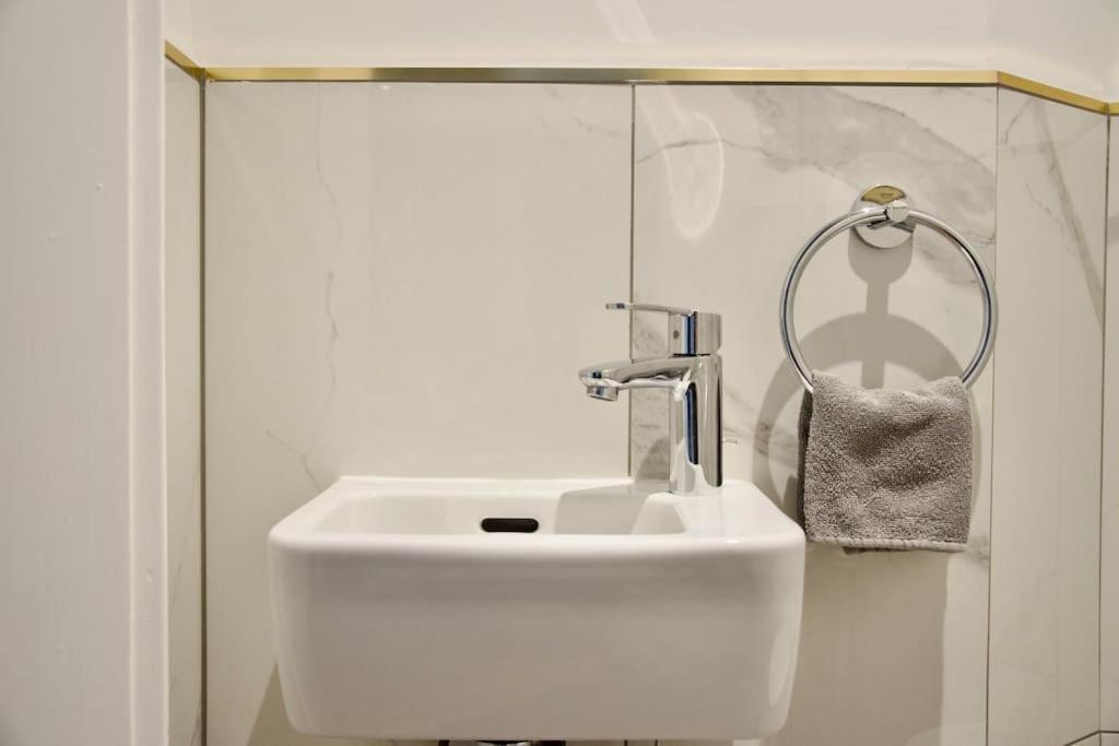 Premium Apartment By Hi - Central 2 Bedroom - Best View Budapest Luaran gambar