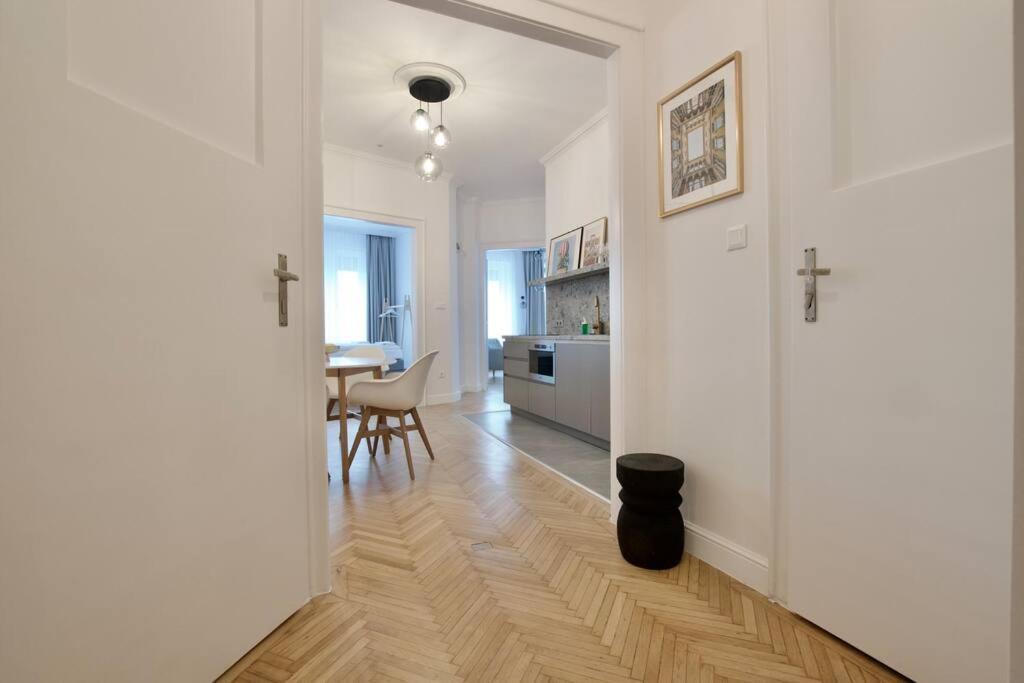 Premium Apartment By Hi - Central 2 Bedroom - Best View Budapest Luaran gambar
