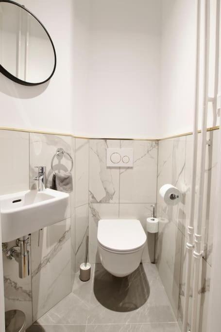 Premium Apartment By Hi - Central 2 Bedroom - Best View Budapest Luaran gambar
